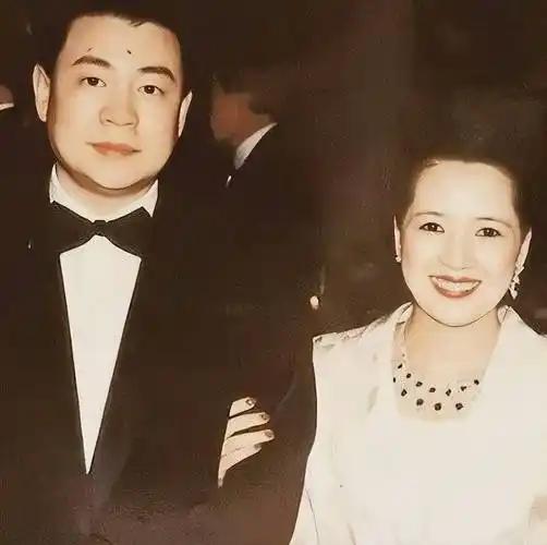 1992年，刘銮雄向宝咏琴提出了离婚。 宝咏琴提了三个条件，第一，给我买一部