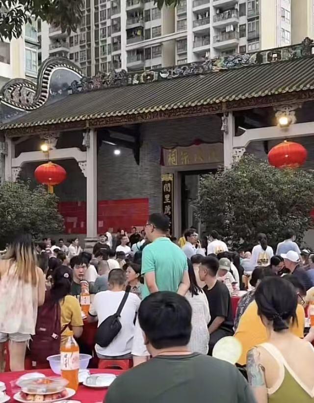 广州猎德村今年“龙船饭”打折后定在80元/人，人人可参与，于是，不少人说贵了