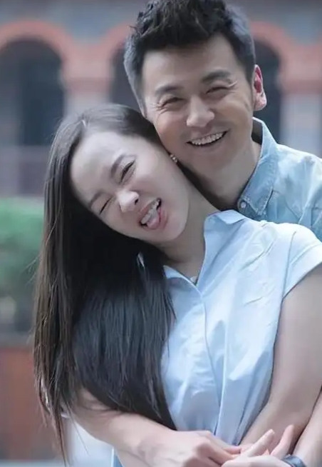 一次，主持人问雷佳音：“结婚前谈过几次恋爱？”雷佳音摆摆手：“大学时人家追我，前