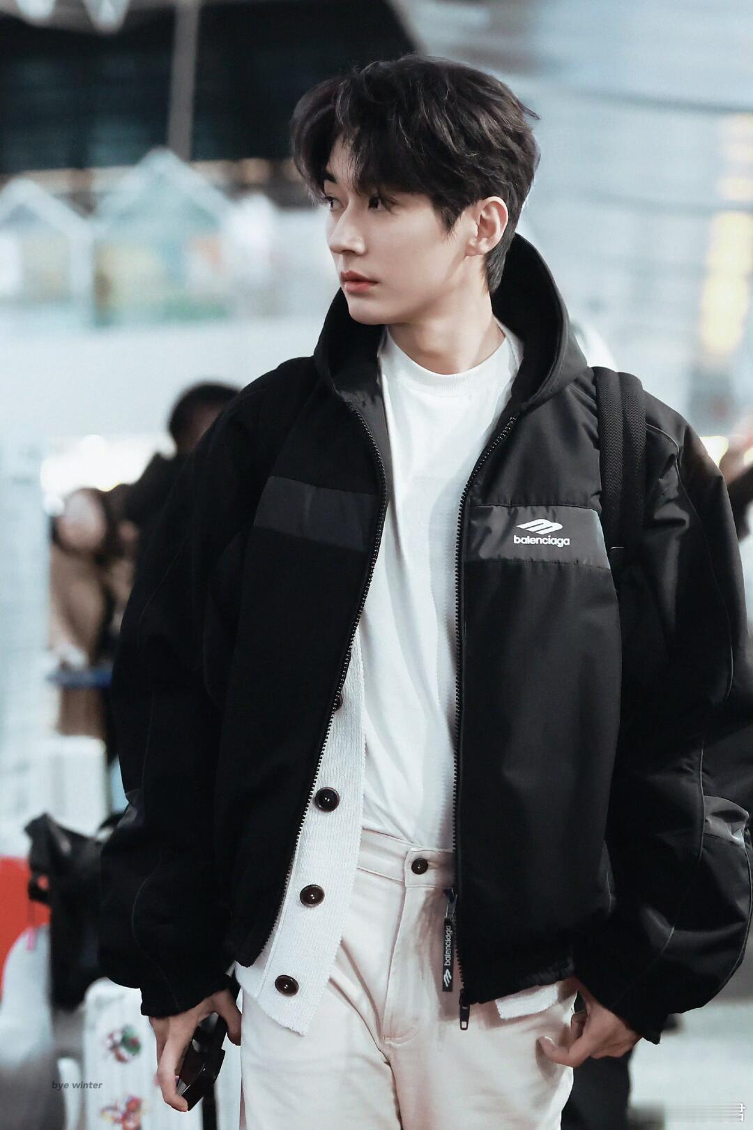 刘学义米兰时装周刘学义的时尚感真的被低估了，米兰时装周上的造型简约又高级，不浮