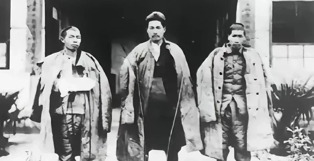 1935年，王耀武得知部下俘虏了一个红军师长，兴冲冲的跑过去准备审讯，但当他看到