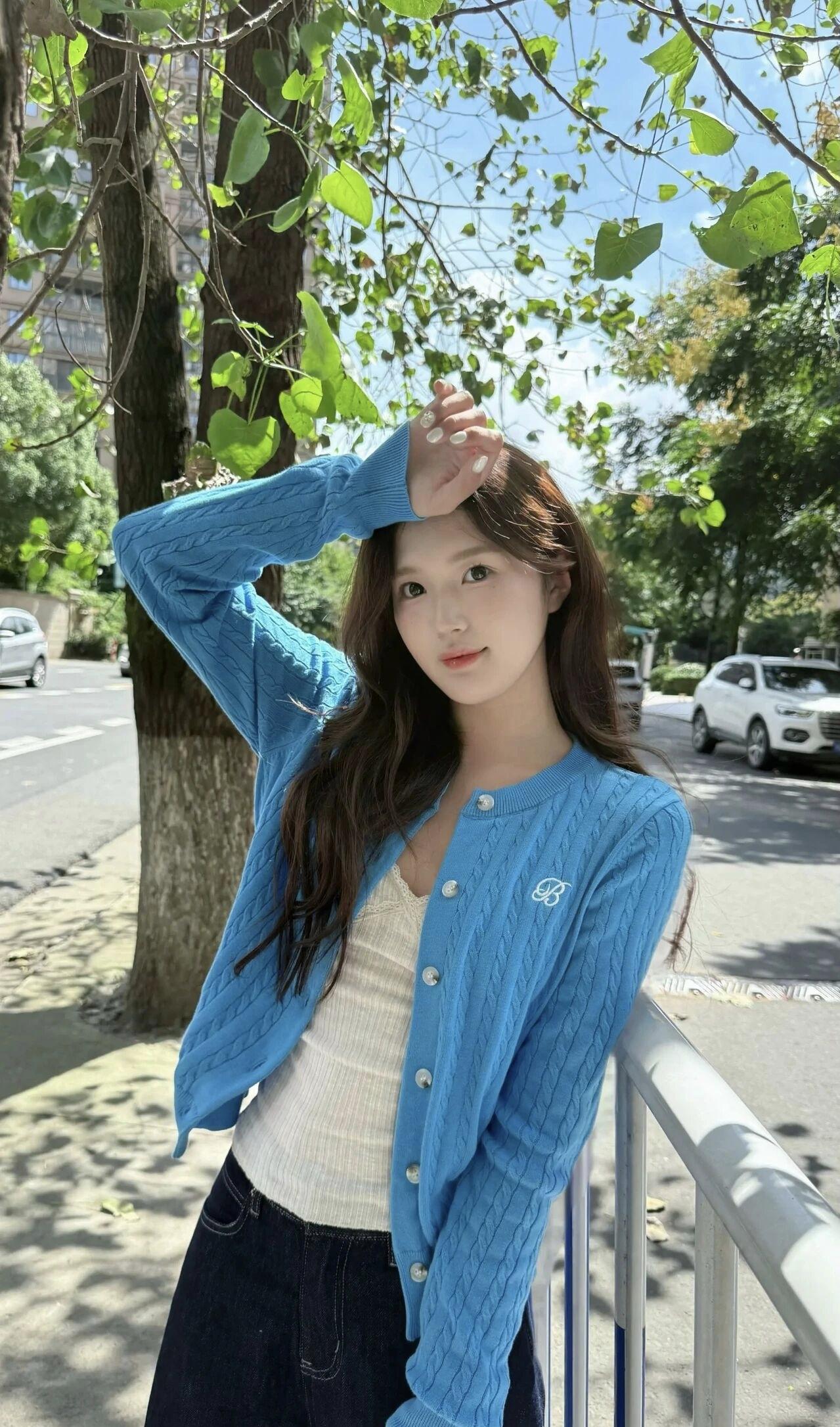 蓝天绿树配克莱因蓝，是属于秋日的清爽浪漫呀