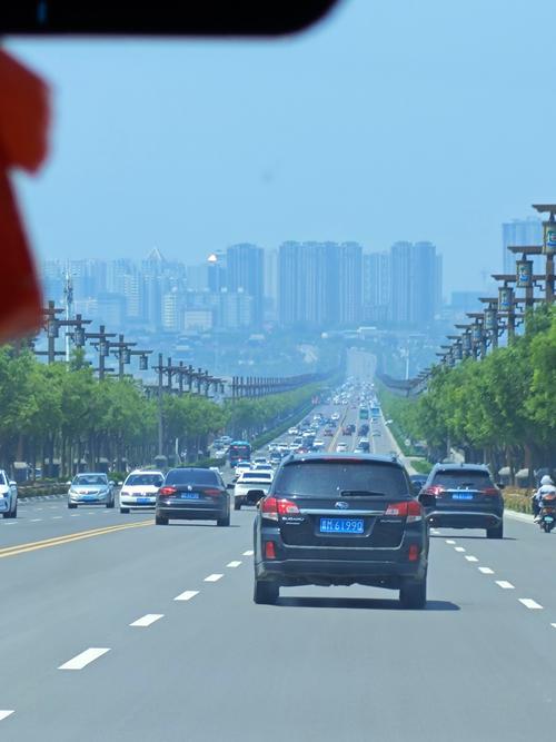 今天初一，堂弟和嫂子没来我家拜年。早上我还在跟我妈嘀咕，是不是我哪儿得罪他们