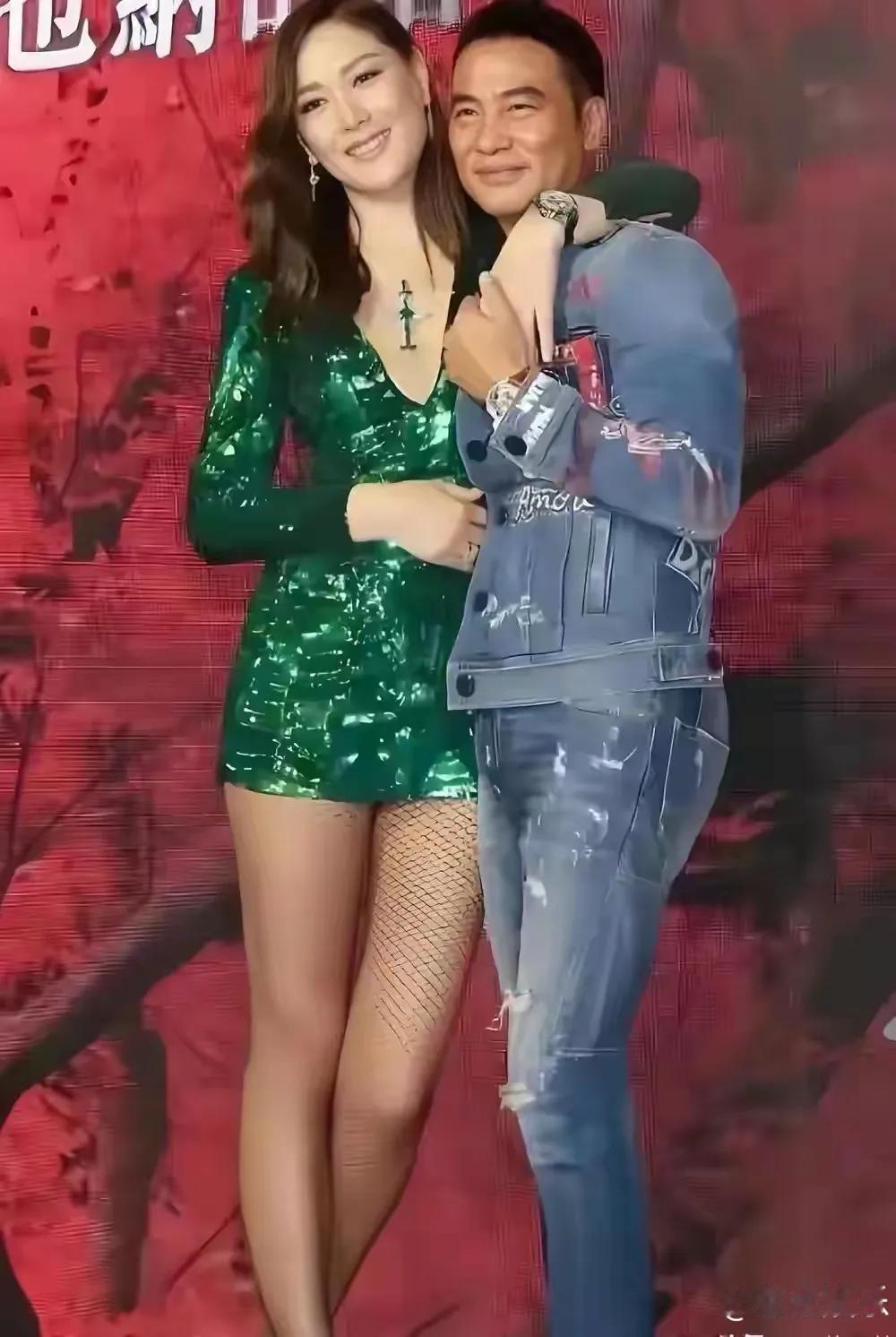 近日，任达华妻子琦琦的近照曝光，一袭黑色深V礼服亮相活动，身材窈窕、气质冷艳，大