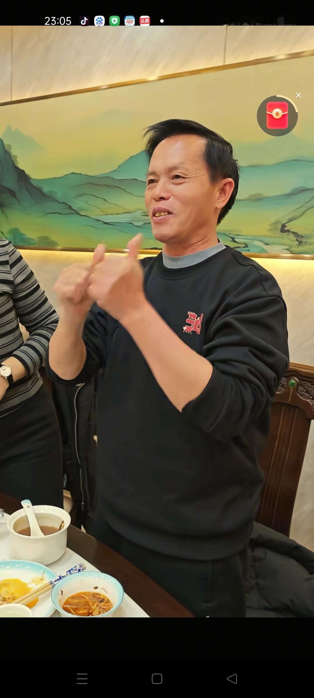 梁志辉的爸爸妈妈和妹妹一行又乘机来到了广东广州，他们准备带货蓝月亮系列产品，