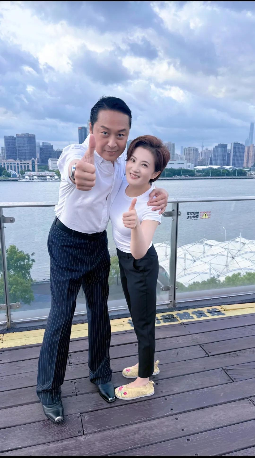 金铭，这鞋子和衣服有点不搭。
