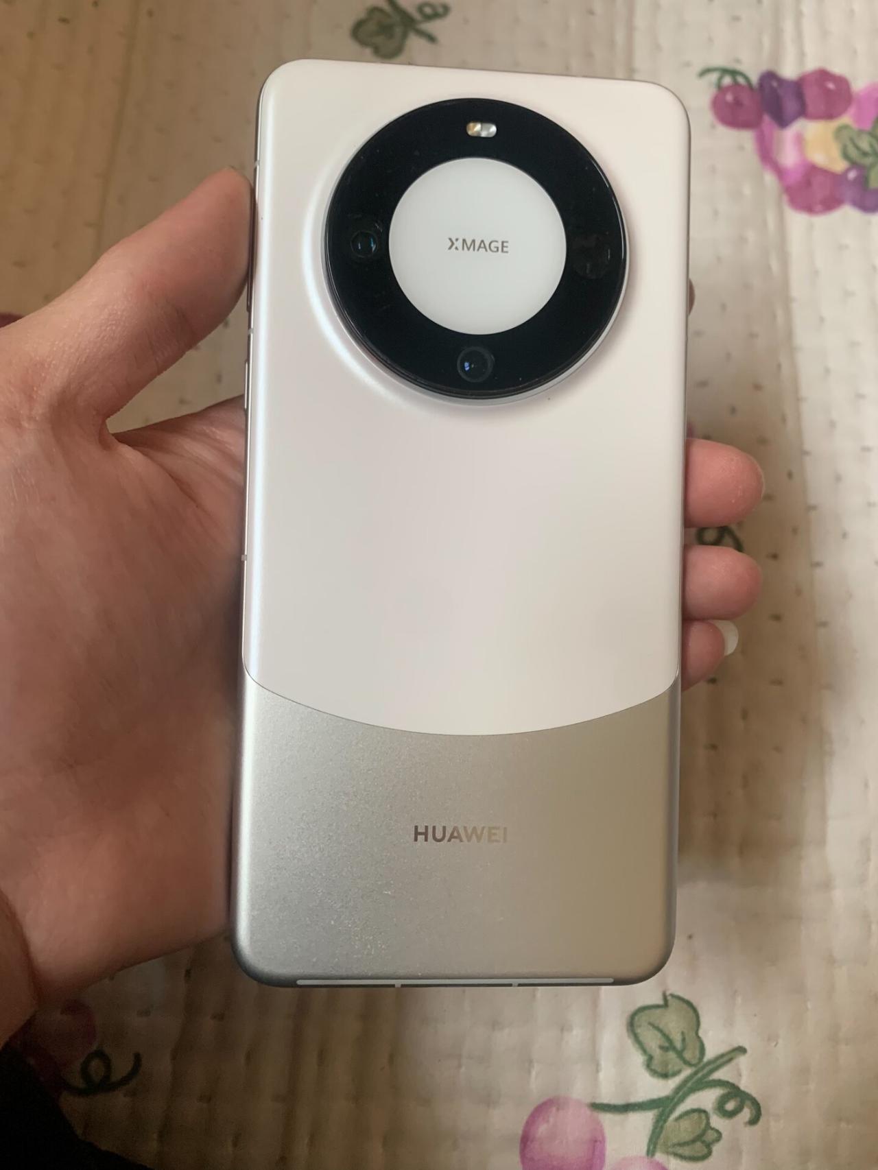华为Mate系列回归的经典之作，Mate60Pro，2026年估计还有不少机