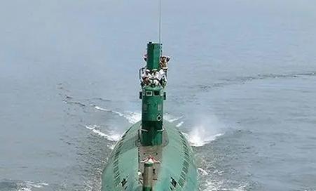 1996年9月，一艘朝鲜潜艇搁浅在韩国东海岸，闻讯后，4万名韩国军警倾巢而出。猎