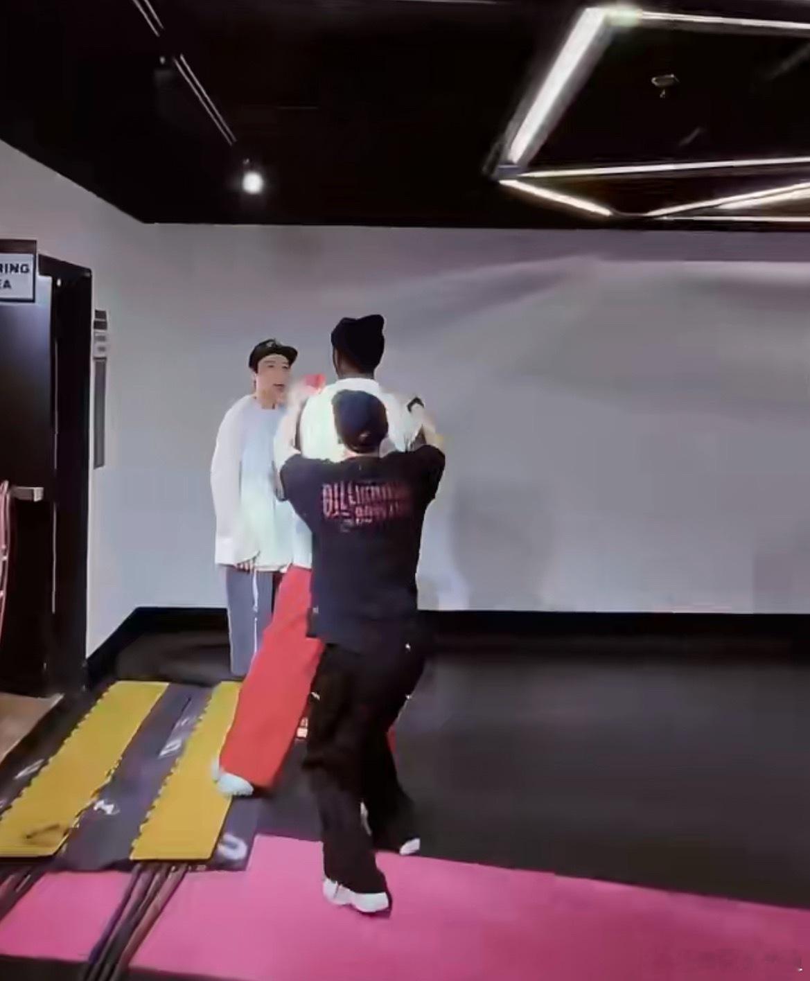 小小一只就这么跳上来哈哈哈哈哈哈哈🤣王嘉尔​​​