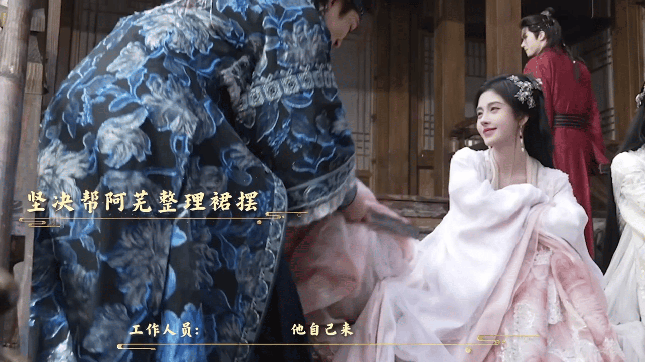 《月鳞绮纪》的最新花絮动图里面田嘉瑞主动帮鞠婧祎整理裙摆，也是很热心主动积极了，