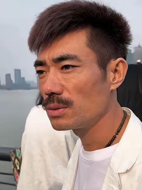前几天，网红阿四在上海外滩边上欣赏风景时，一位粉丝激动地走上前去和他打招呼：“四