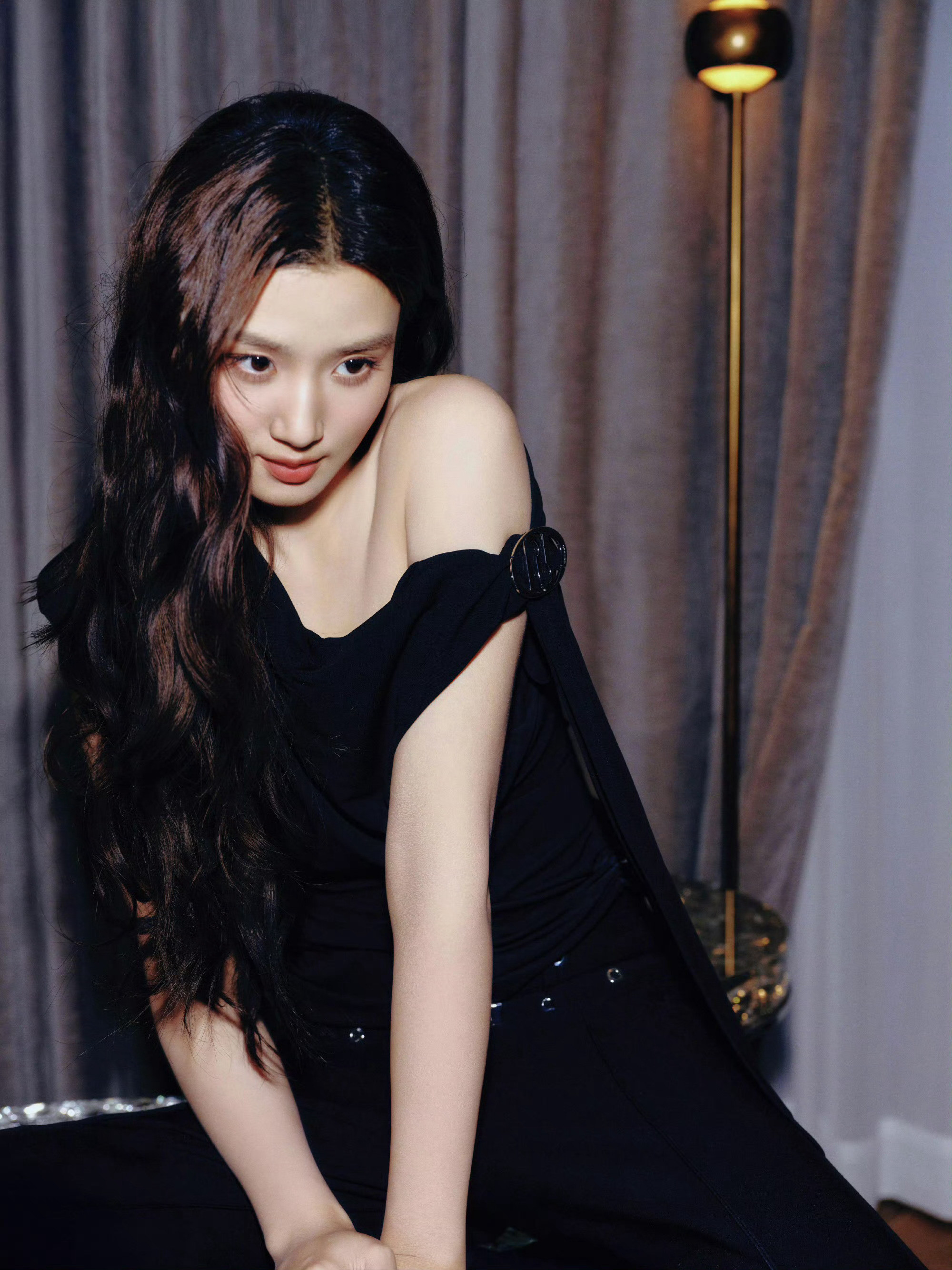 卢昱晓黑色裤装look卢昱晓好美