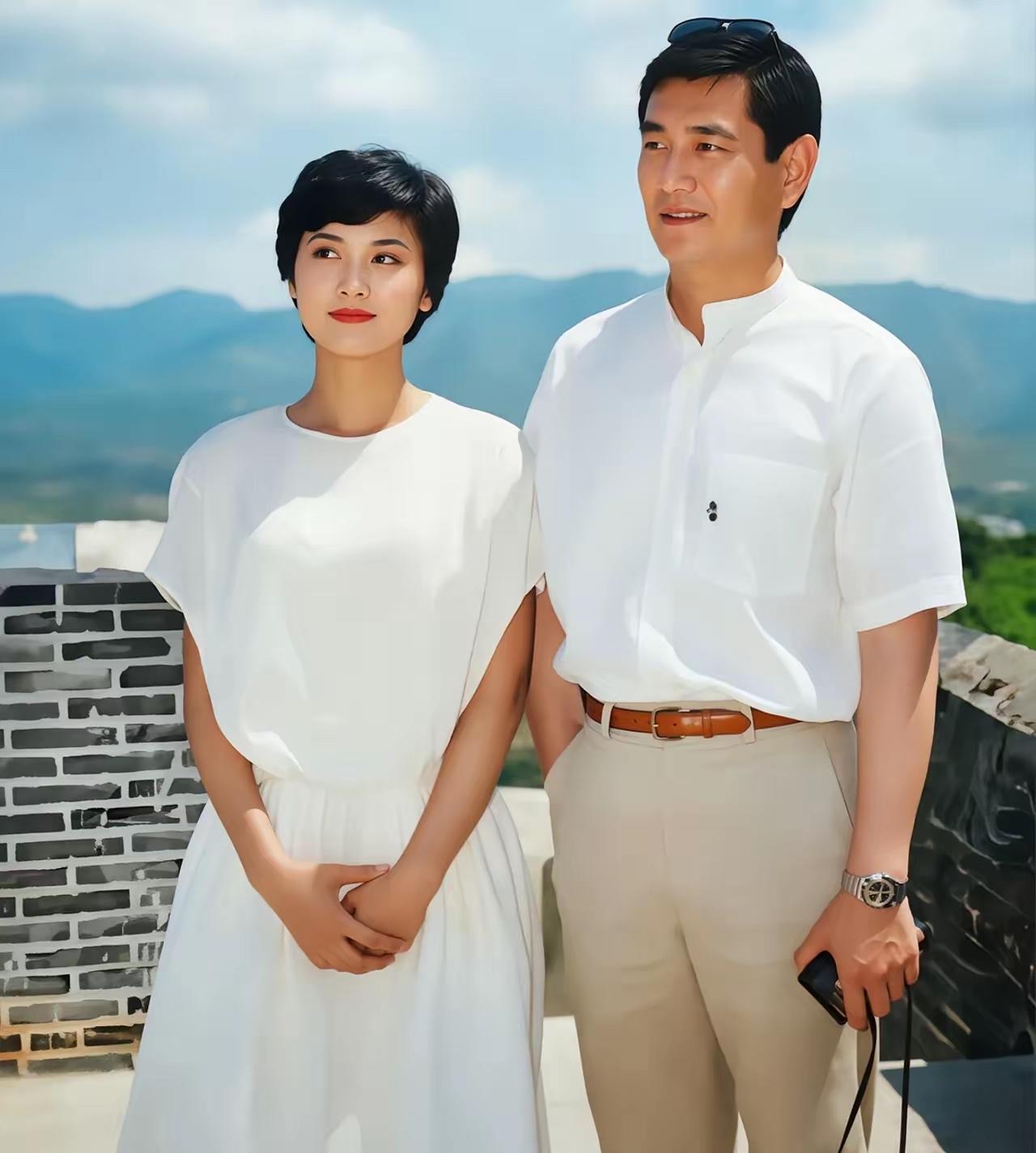 年轻时候的朱琳长得真大气，不愧是那个时代人见人爱、花见花开的一个大美女，朱琳穿着