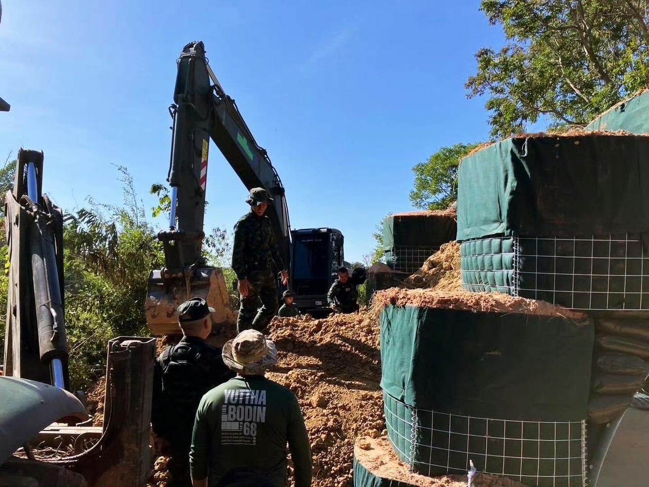 泰国工兵在前线修建防御工事​​​