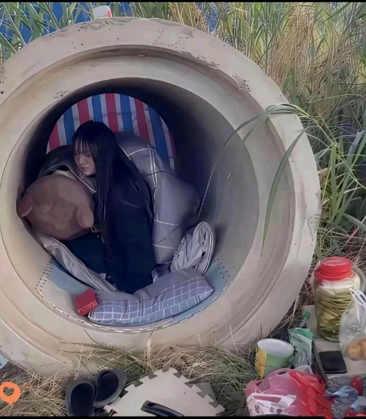 现而今，为了博眼球赚流量，什么摆拍造假都敢干！信不信，画面之外全是长