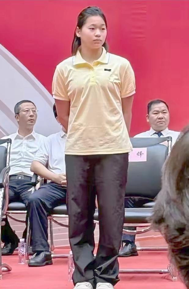 1.全红婵开学也太“反套路”了！没专车没绿色通道跟咱一样排队填表还给学弟学