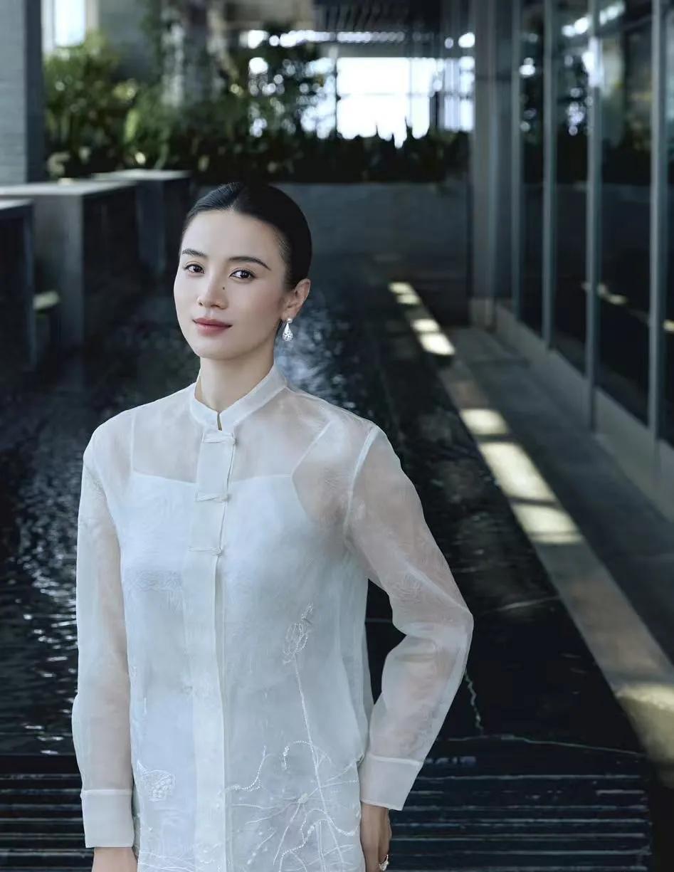 宋佳这新中式，是把“东方美焊在时髦上”了吧！谁懂啊！以前觉得新中式是“奶奶