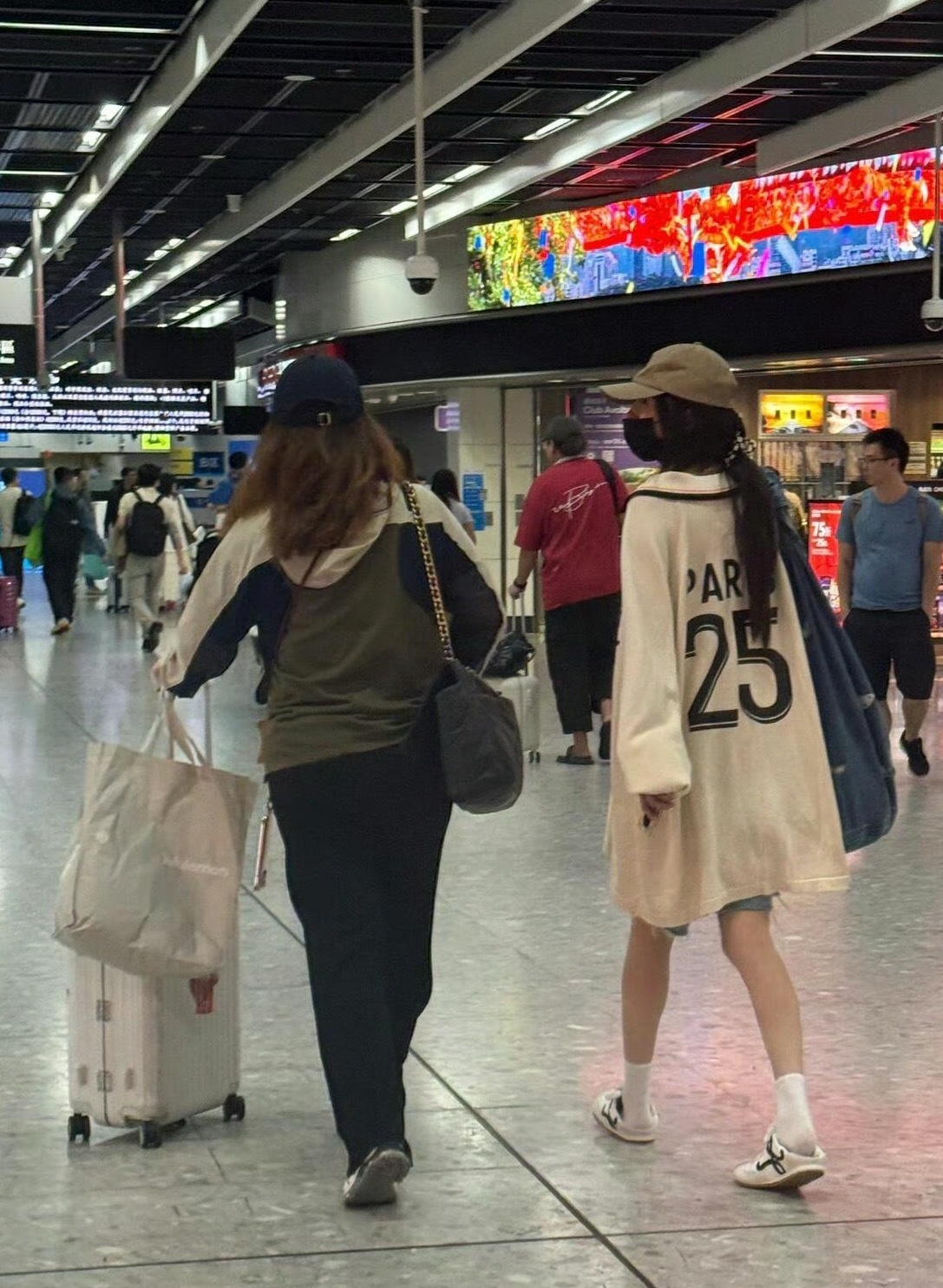 其实杨幂还是很好认的，以前的蜡笔小新眉毛，现在是随手抓头发的棋盘格夹或鲨鱼夹，主