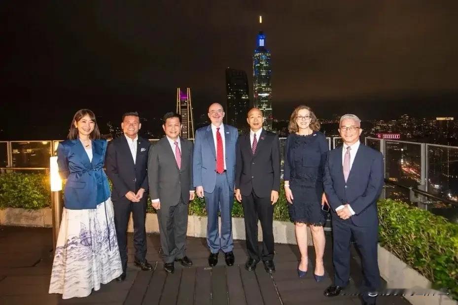 101大厦为美250国庆亮灯！一张台外事负责人林佳龙提供的图片，谷立言处在C