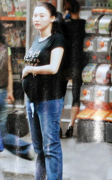 当年张柏芝怀孕，路人镜头下的她依然360度无死角的美，就连因怀孕而变形的身材也影