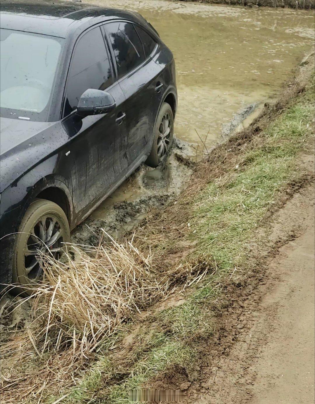 农村的路太小了，搞得我不小心开到田里面去了，我可以起诉修这条路的人吗？
