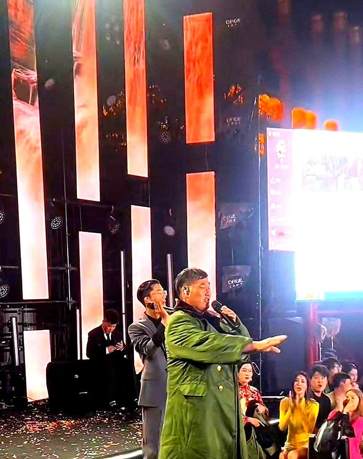 大衣哥昨晚在青州不夜城整了个狠活儿，直接把网友看懵了。37度高温里，他愣