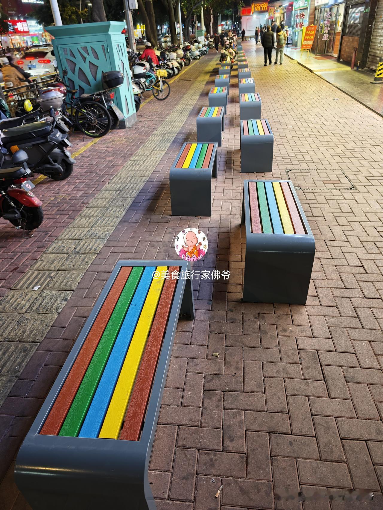 福州地铁口这是什么操作？达道地铁A口处坐了好多这样的彩色椅子，应该是去年底今年