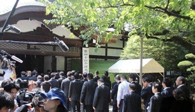 据日本媒体报道，8月15日清晨，大批日本民众早早聚集在靖国神社门前。天刚破晓，人