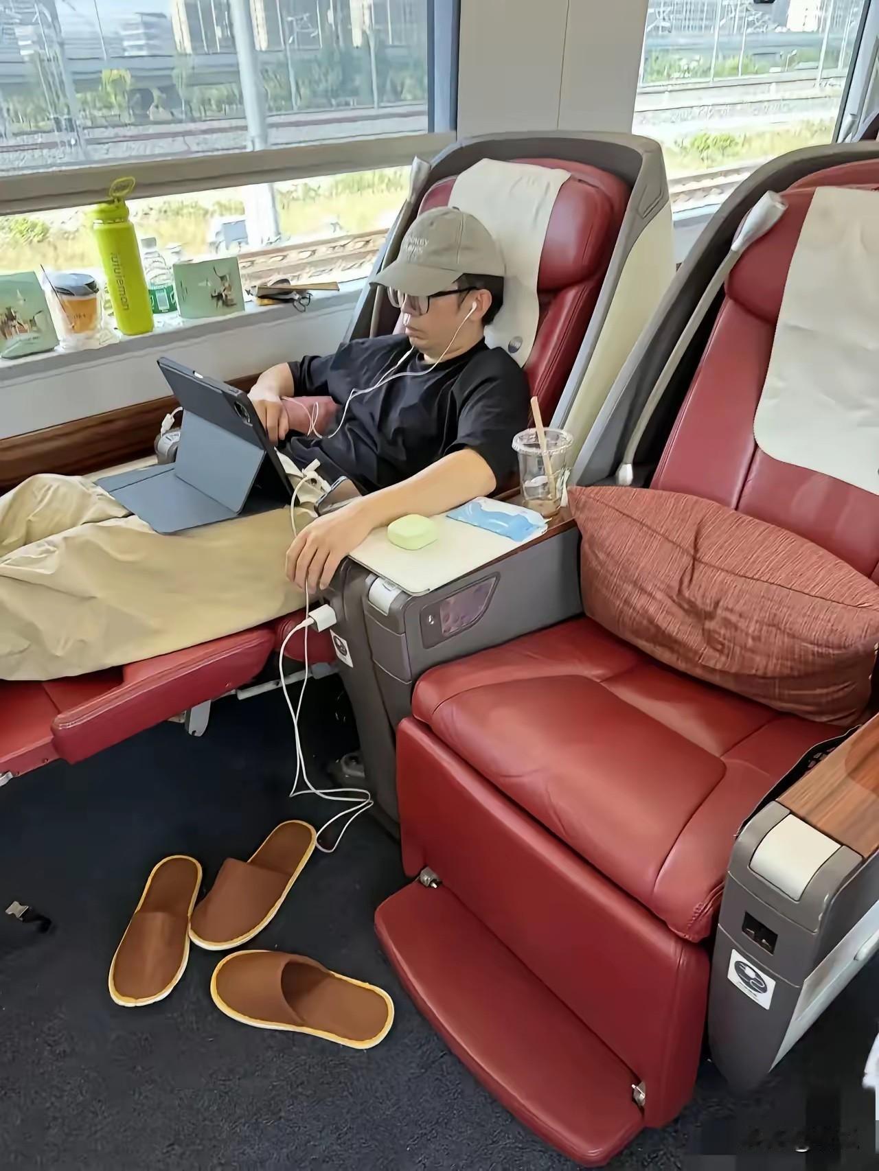 明星做的高铁好像和我坐的不一样，看起来高级多了[捂脸哭]