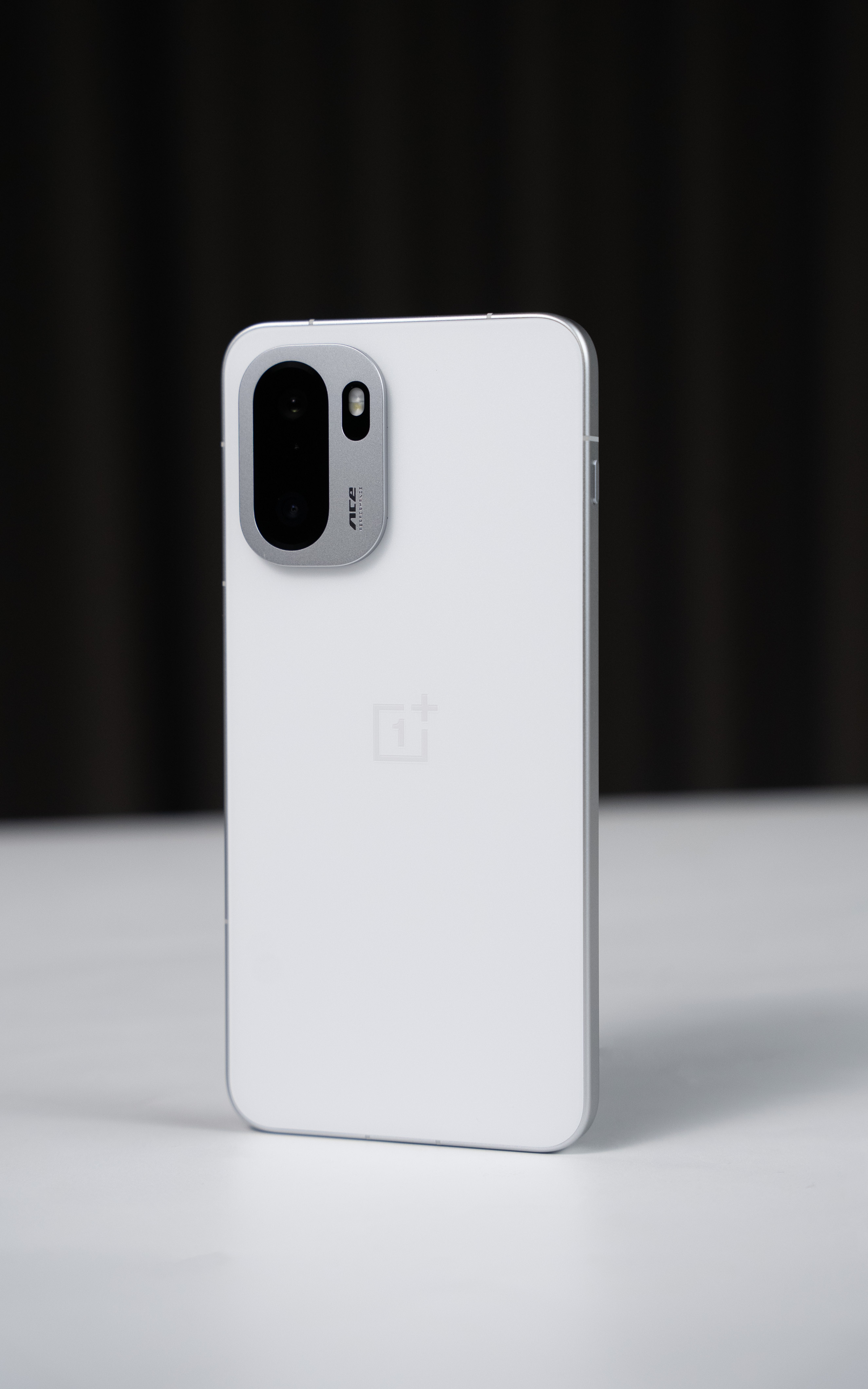 一加ACE6，标准版的实力非常超标准●外观整体非常克制，延续了家族化的简约设