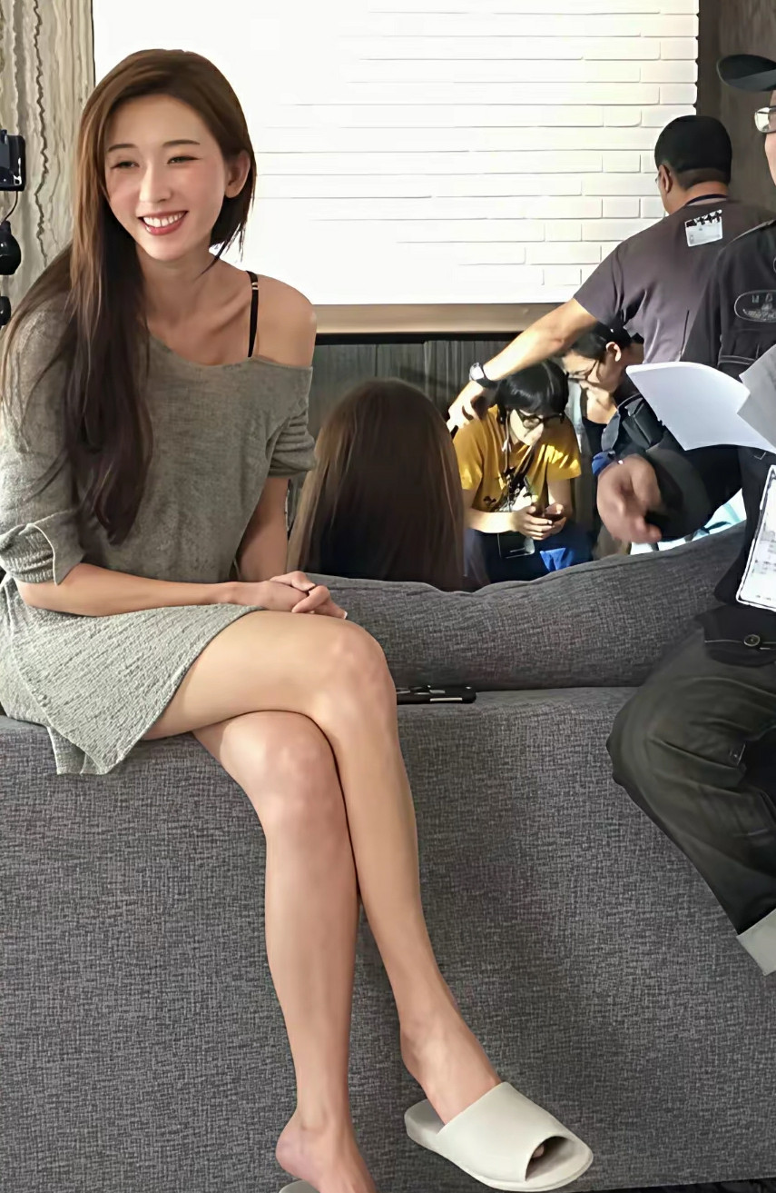 林志玲。这么精致的女人，在这种场合，怎么穿了一双居家拖鞋？