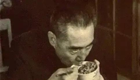 医生怒斥工作人员给周总理送旧衣，得知真相后泪如雨下：这竟是总理最好的衣裳！19