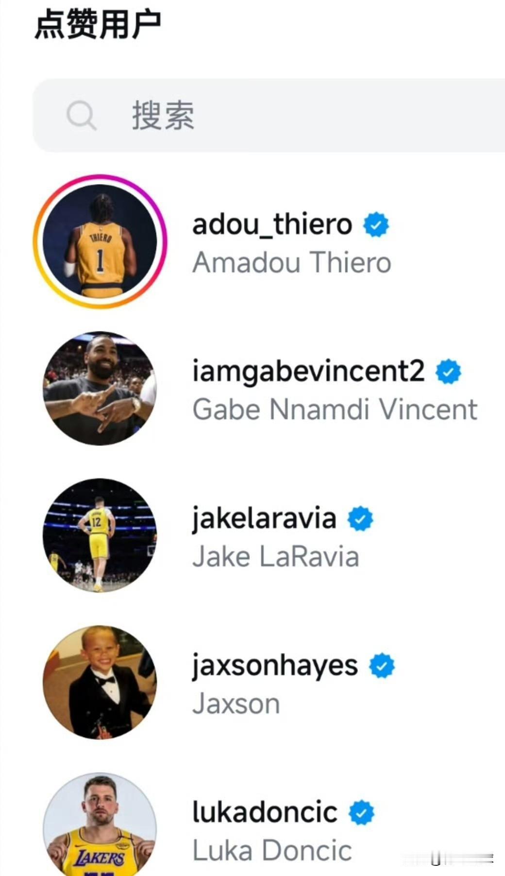 湖人队氛围真让人羡慕啊！今天战胜雄鹿队比赛赛后，湖人队官方在社交媒体上发布了