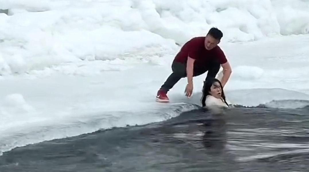 2月10日，新疆喀纳斯景区母女落入冰河，场面惊心动魄，红色短袖见义勇为，特别亮眼