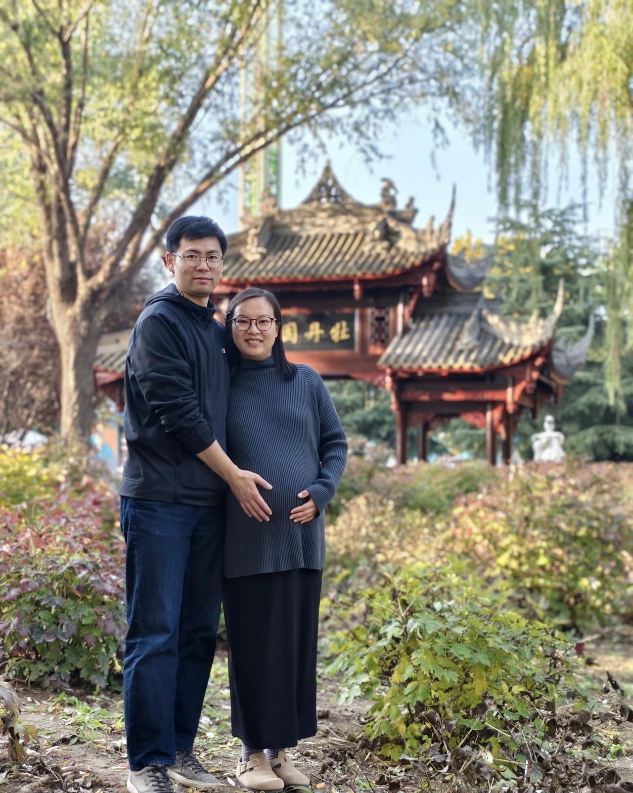 昨天刷到一个网友说，他妈妈出钱帮他买社保，他岳母出钱帮他老婆买社保。看到有亲人