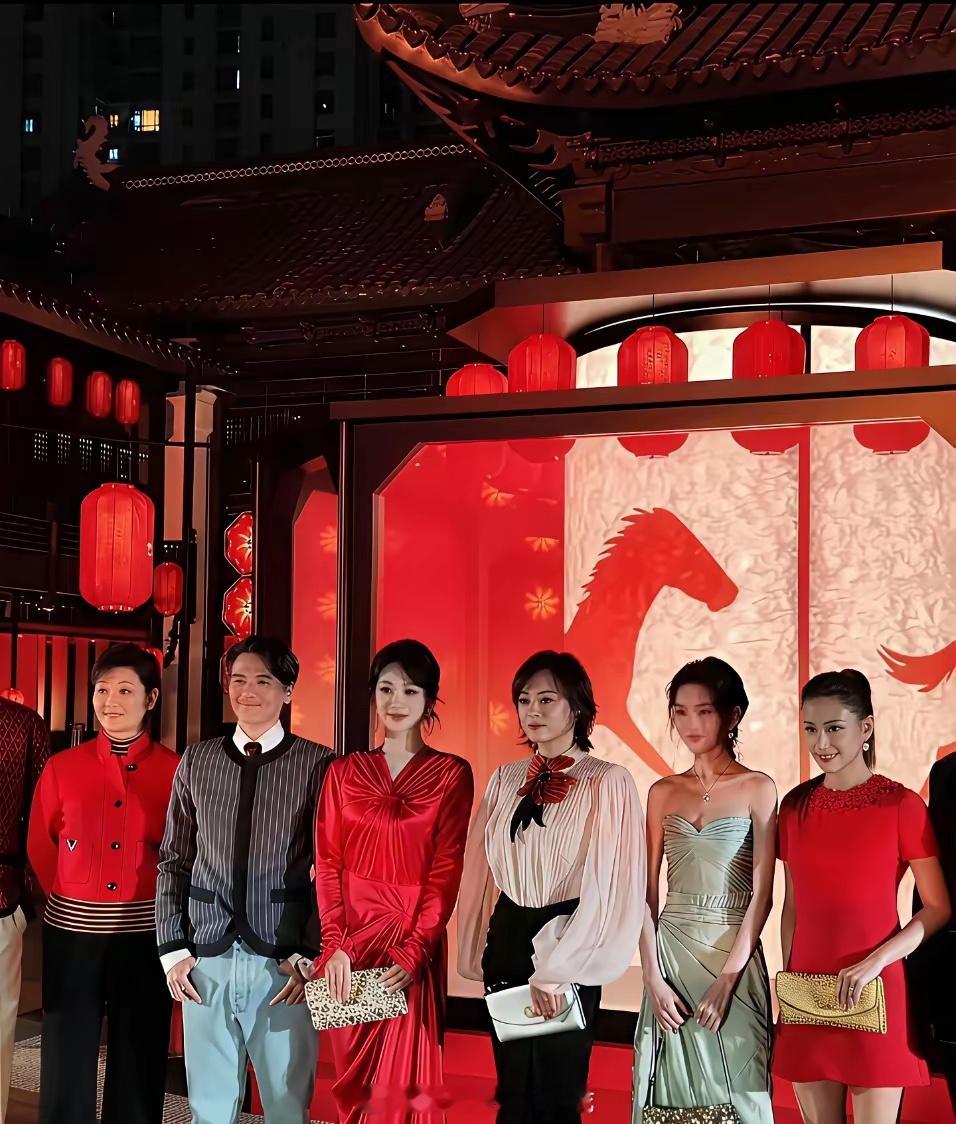 杨紫的颜值才是被低估的那个吧，看宋祖儿的美貌都被吹成啥样了，结果和杨紫一同框，还