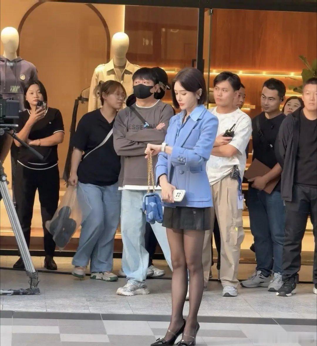 网友宁波杉偶遇秦岚，蓝西装搭黑丝尽显诱惑，气质绝了美少妇无疑了，真的很羡慕魏大勋