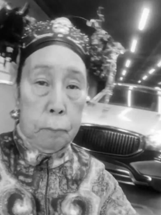 1900年，慈禧狼狈逃窜至山西首富乔家，临行时，慈禧让乔家借她10万两，乔致