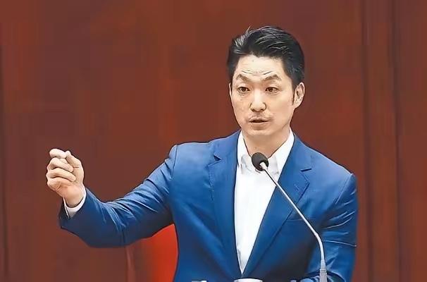 台北市长蒋万安接受专访谈到两岸时曾表示，“我是台湾人，我就是中华民国的国民。”一