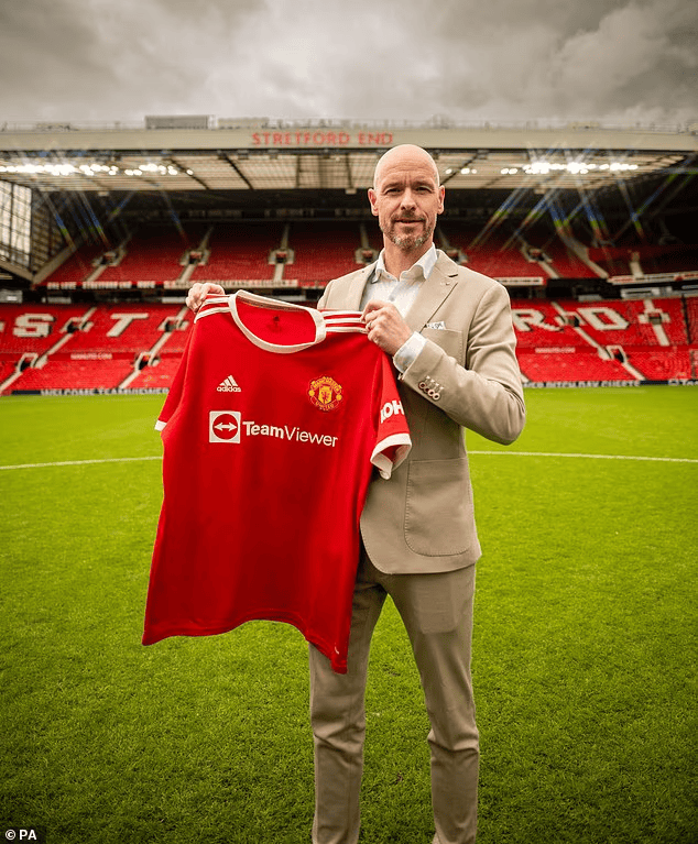 曼联球员曾嘲讽朗尼克教练组;滕哈格在C罗事件中获全力支持