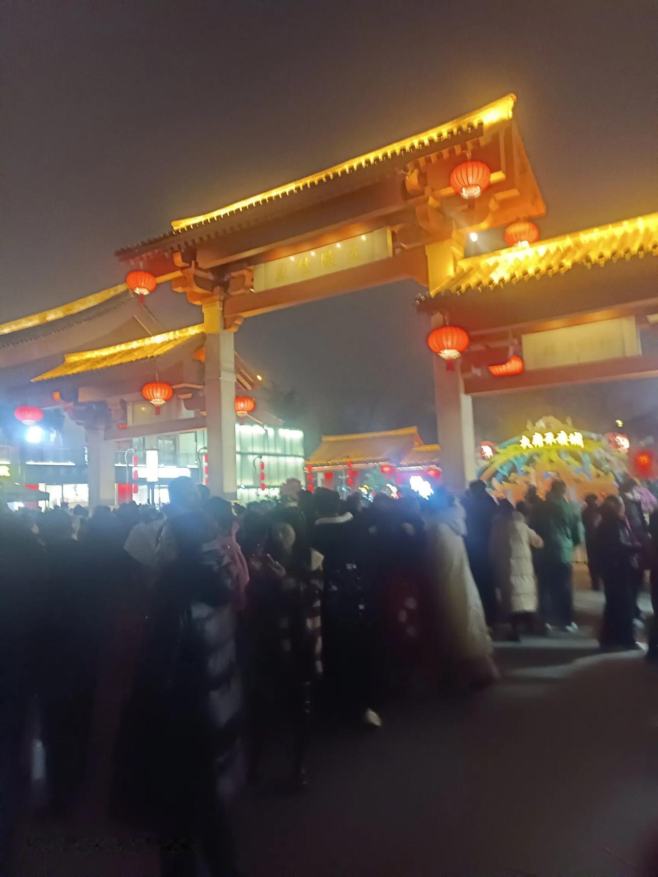 西安的旅游业太火了，火到让人错认为全国的人都来了的感觉，无论走到哪里都是人潮涌动