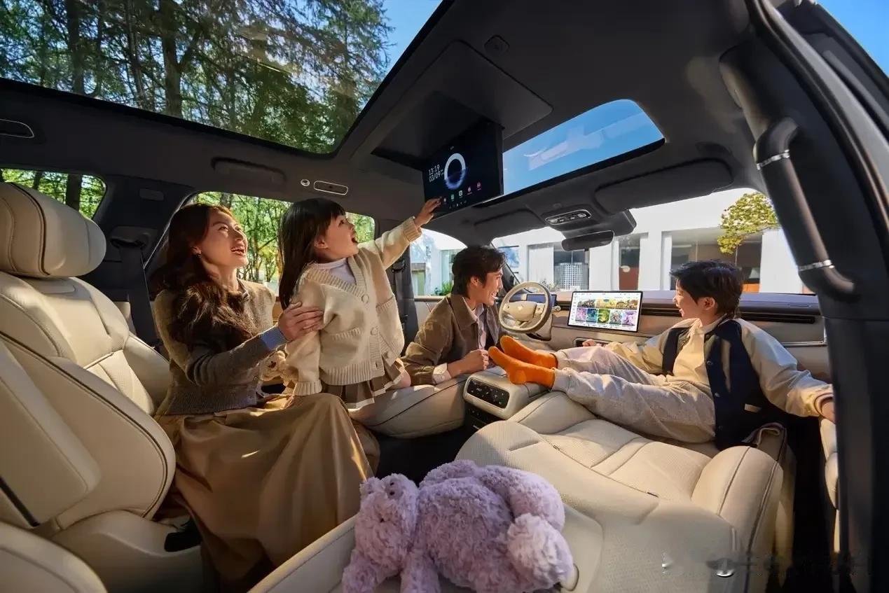 华境S全球首秀，标配华为乾崑，这配置简直太顶了！大六座空间布局，实用性直接拉满。