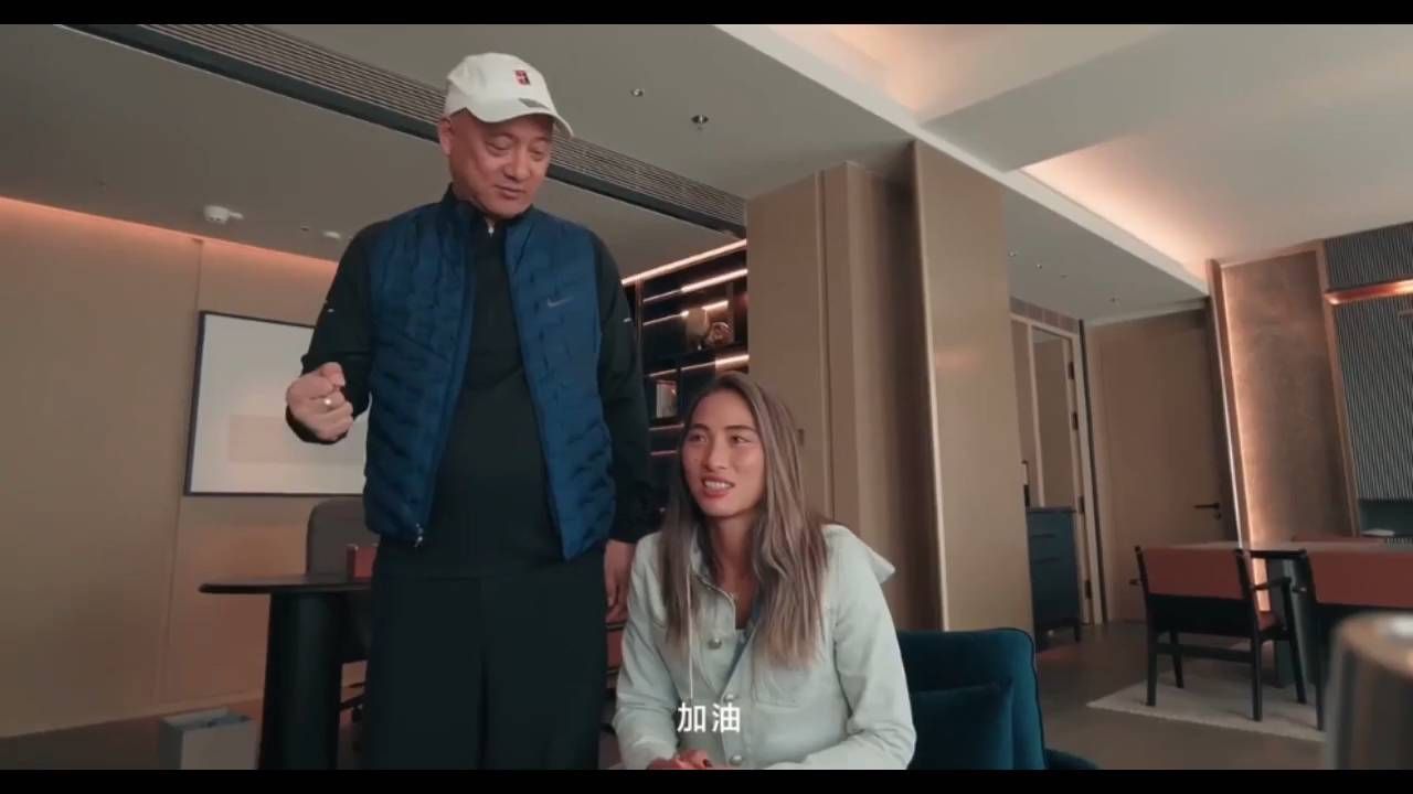 郑钦文父亲:明年大满贯必须拿下!这是手拿把掐的事情!你具备顶尖的实力!