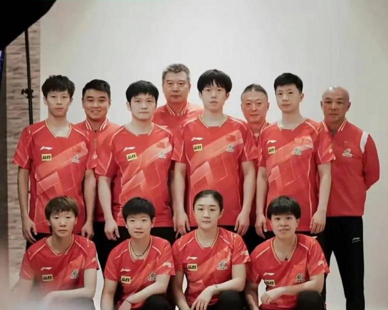 8位乒坛名将与4位功勋教练同框：李隼高大健硕，目光沉和；王皓笑逐颜开，满面春风