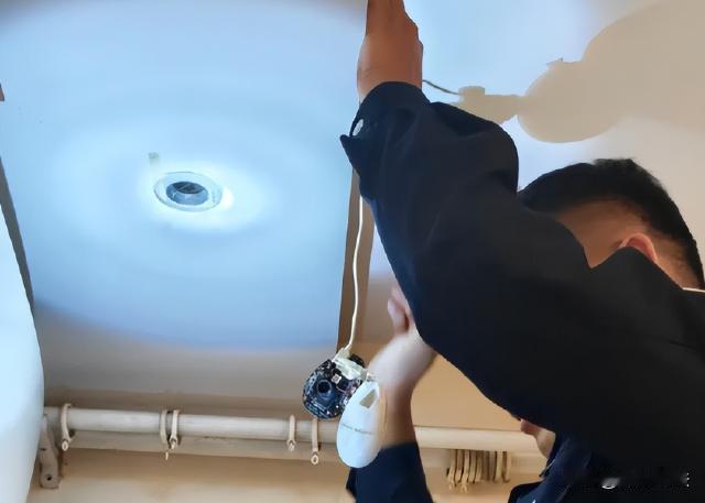 山东临沂，一女子租房住独居20天，发现卧室天花板的灯筒里传来一闪一闪的红光，爬起