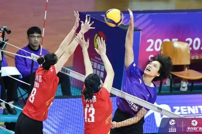 新赛季女排联赛群雄逐鹿却无全胜队，原因既简单又现实。新赛季女排联赛目前已进行