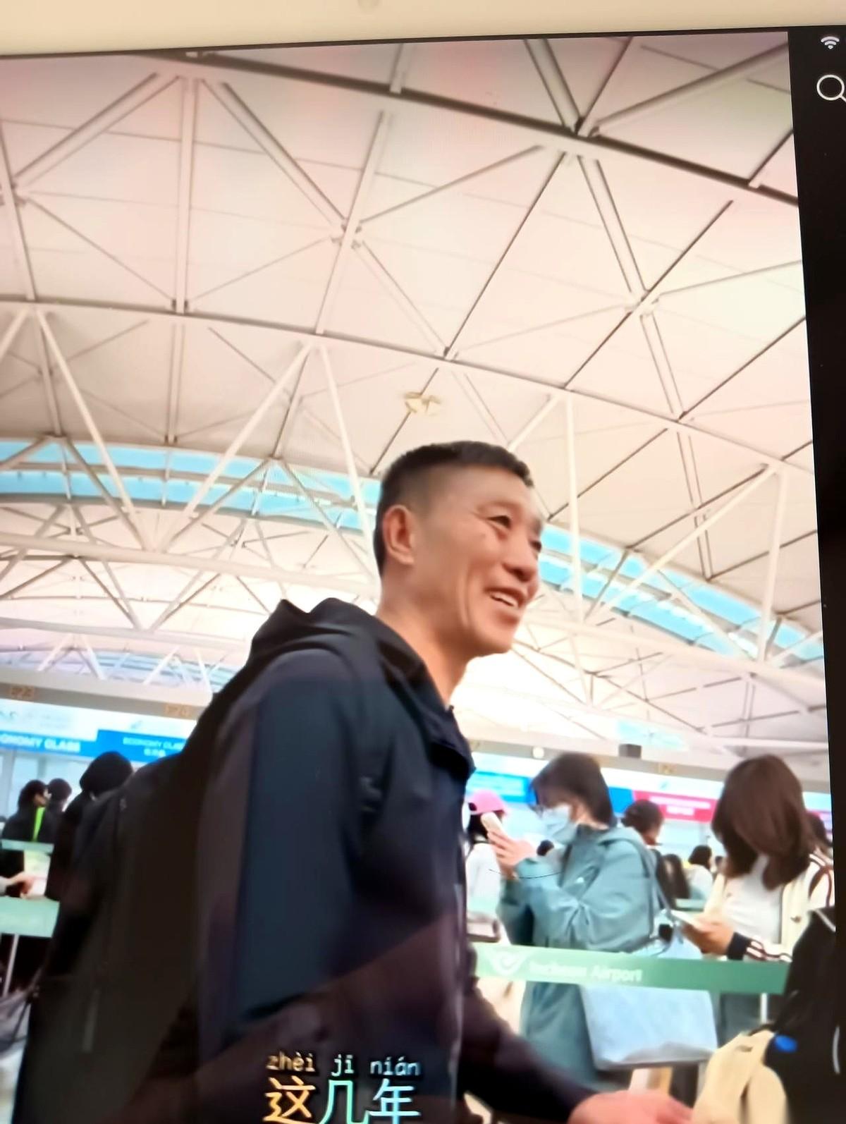 “活儿干了，钱呢？”他盯着老板，一字一句。这钱，是他用八年青春，在韩国工地一砖一