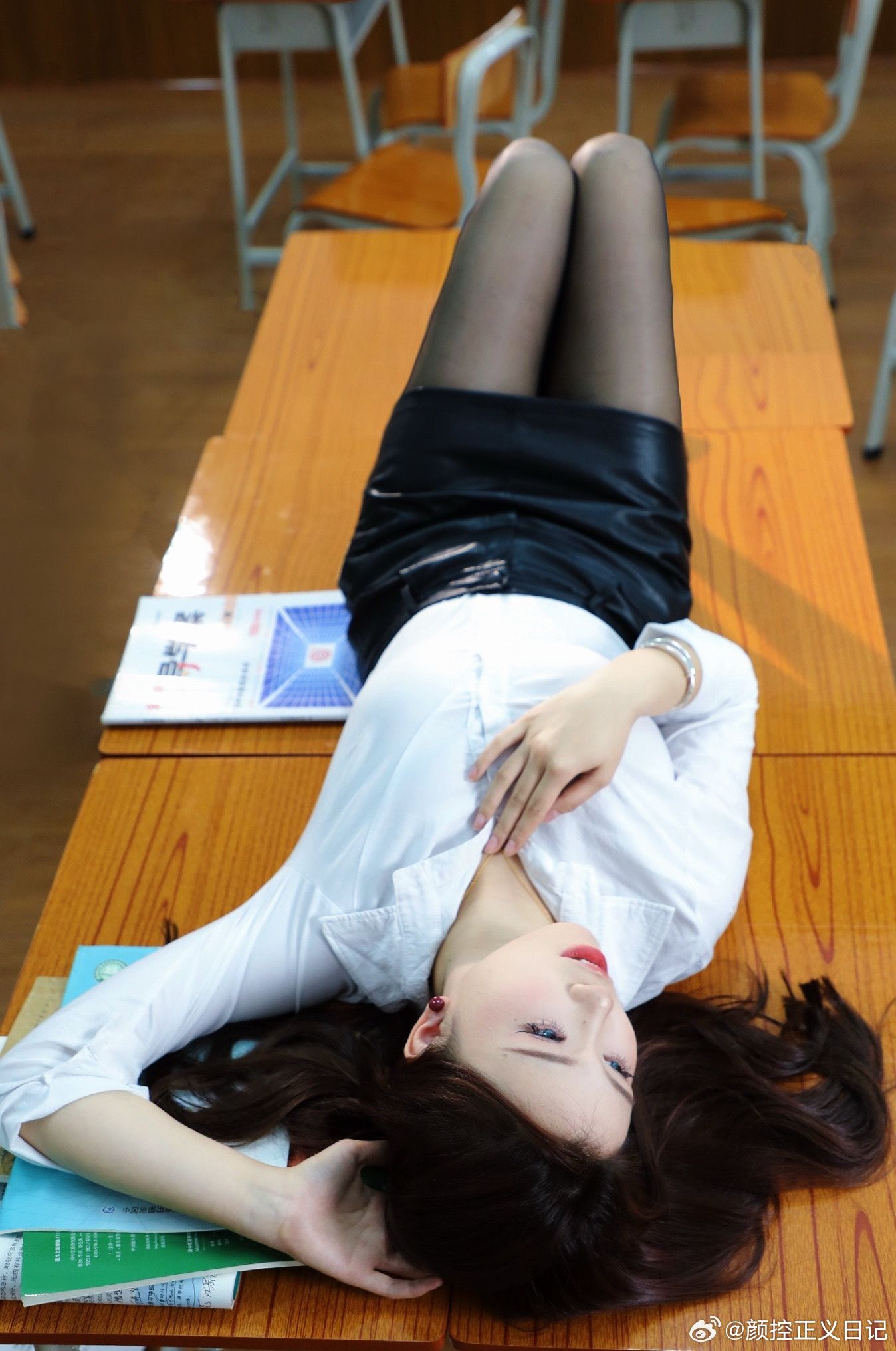 约拍迷人的秘书美女绘梦长廊