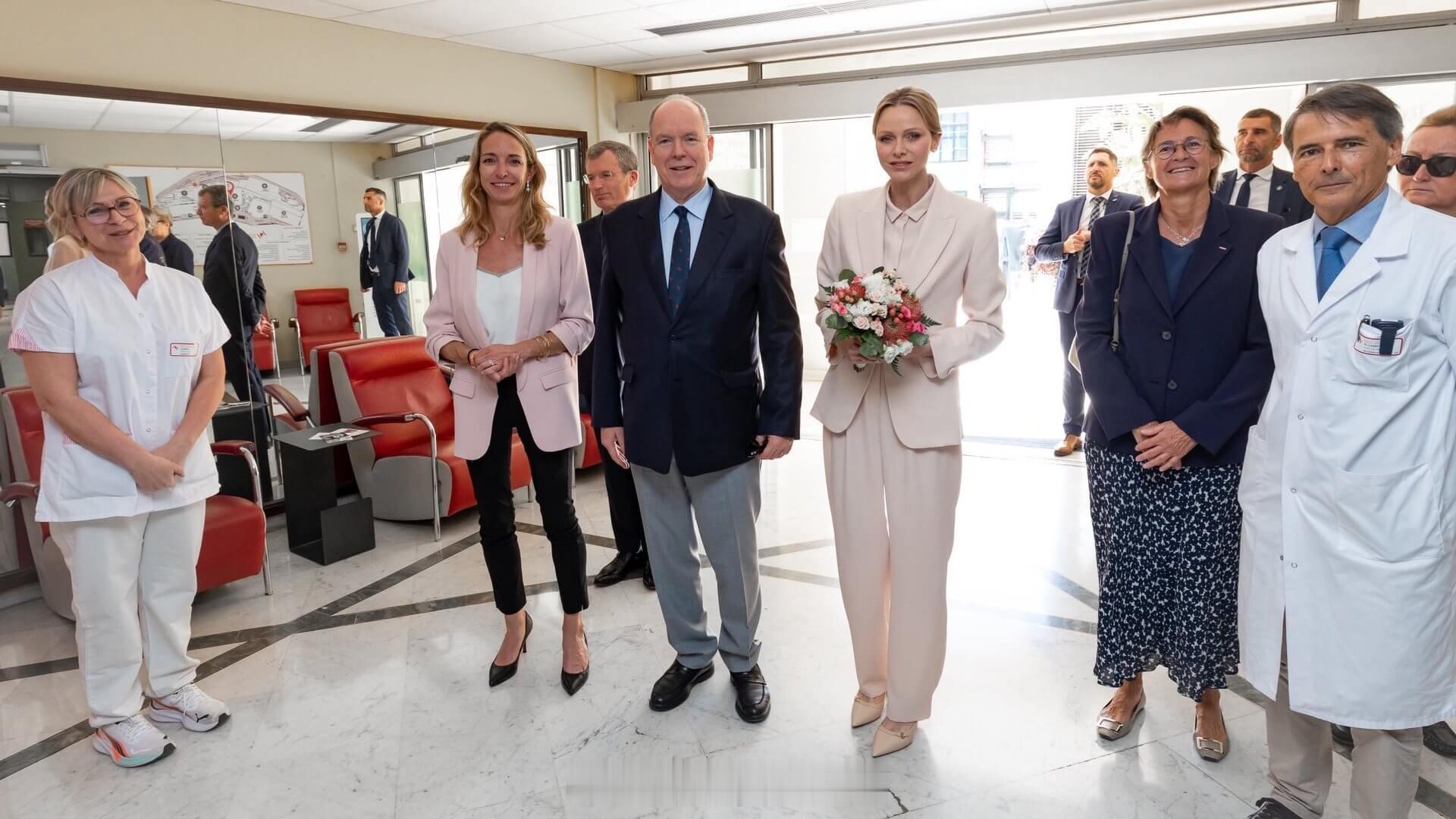 4.16摩纳哥亲王阿尔贝二世和王妃夏琳为格蕾丝王妃医院新的妇产科大楼揭幕，夏琳