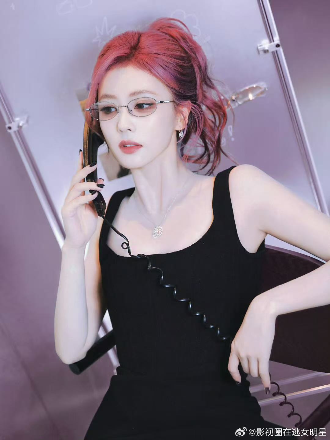 白鹿粉发眼镜高马尾造型姐姐杀我!!!白鹿今天参加活动的造型太飒了!粉发搭